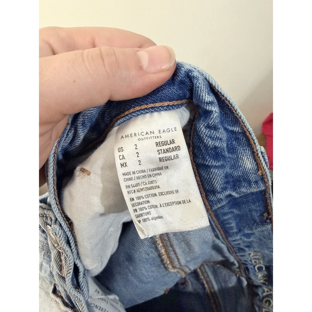 American Eagle Relaxed Mom Jeans Womens 2 Regular Light Wash Distressed Ripped - Picture 6 of 6